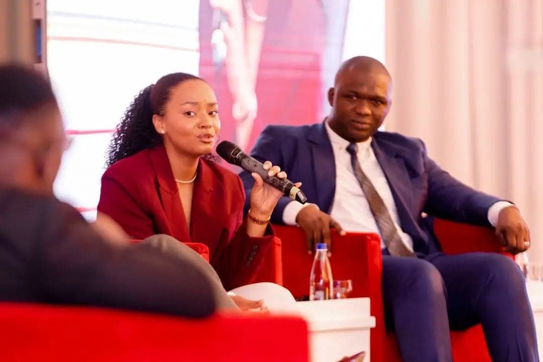 Table ronde animée par les formateurs IMPACT ACADÉMIE, micro à la main