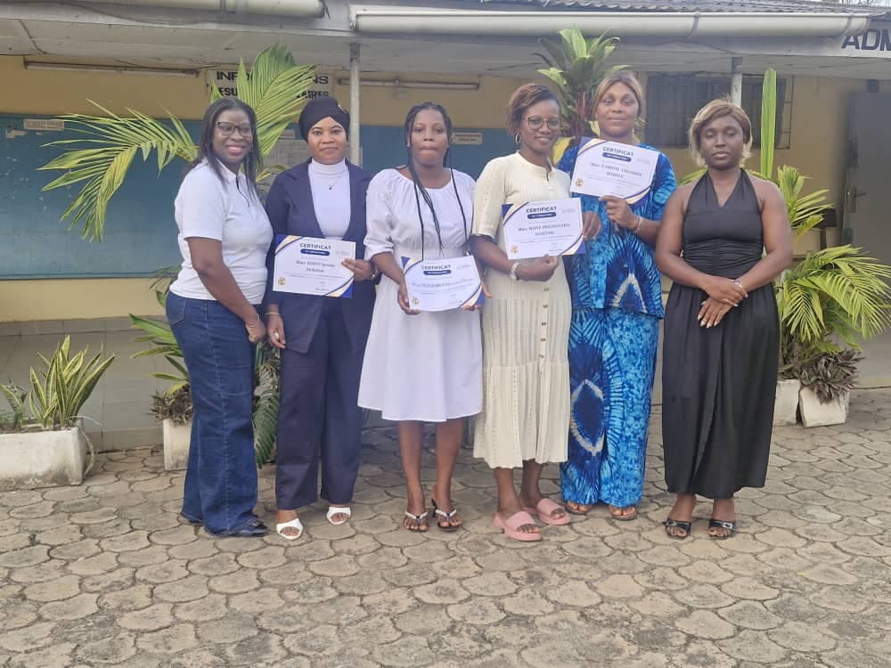 Remise de certificats aux apprenantes à l'issue de leur formation